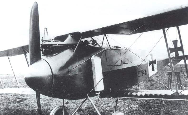 Истребитель Фоккер D IV (М.21) W.Nr.1640/16 с улучшенной аэродинамикой. На самолете установлен мотор Мерседес D III мощностью 160 л.с. под капотом по типу истребителей фирмы «Альбатрос»